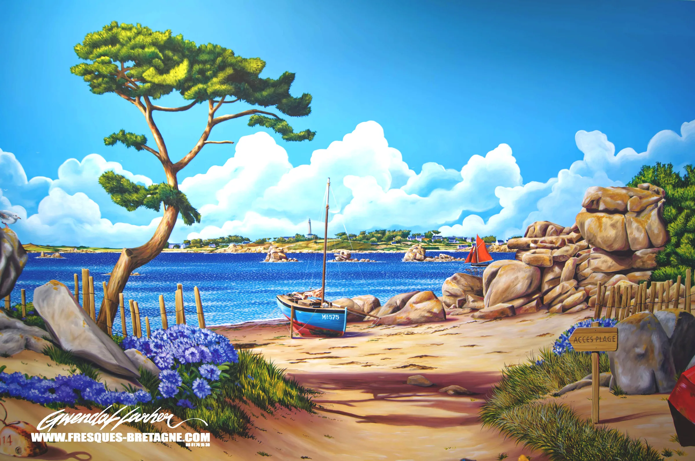 Fresque murale de paysage maritime, ganivelle serpentant sur le sable, barque et voilier à voiles rouges sous de grands nuages, décoration murale à Roscoff